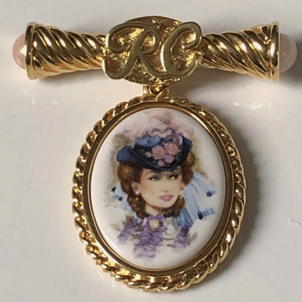 1996 - 1997 Avon President's Club Mrs. Albee brooch